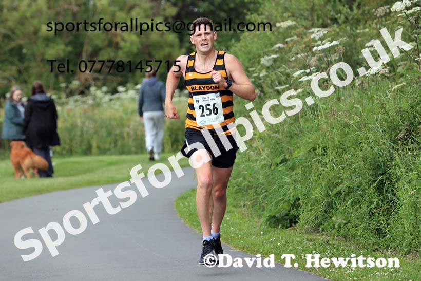 The 2024 Tynedale Pie n Peas 10k Road Race, Ovington to Low Prudhoe Country Park, Northumberland.  Photo: David T. Hewitson/Sports for All Pics